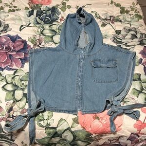 Jean hooded crop. Zipper closing. One pocket and ties on the sides.